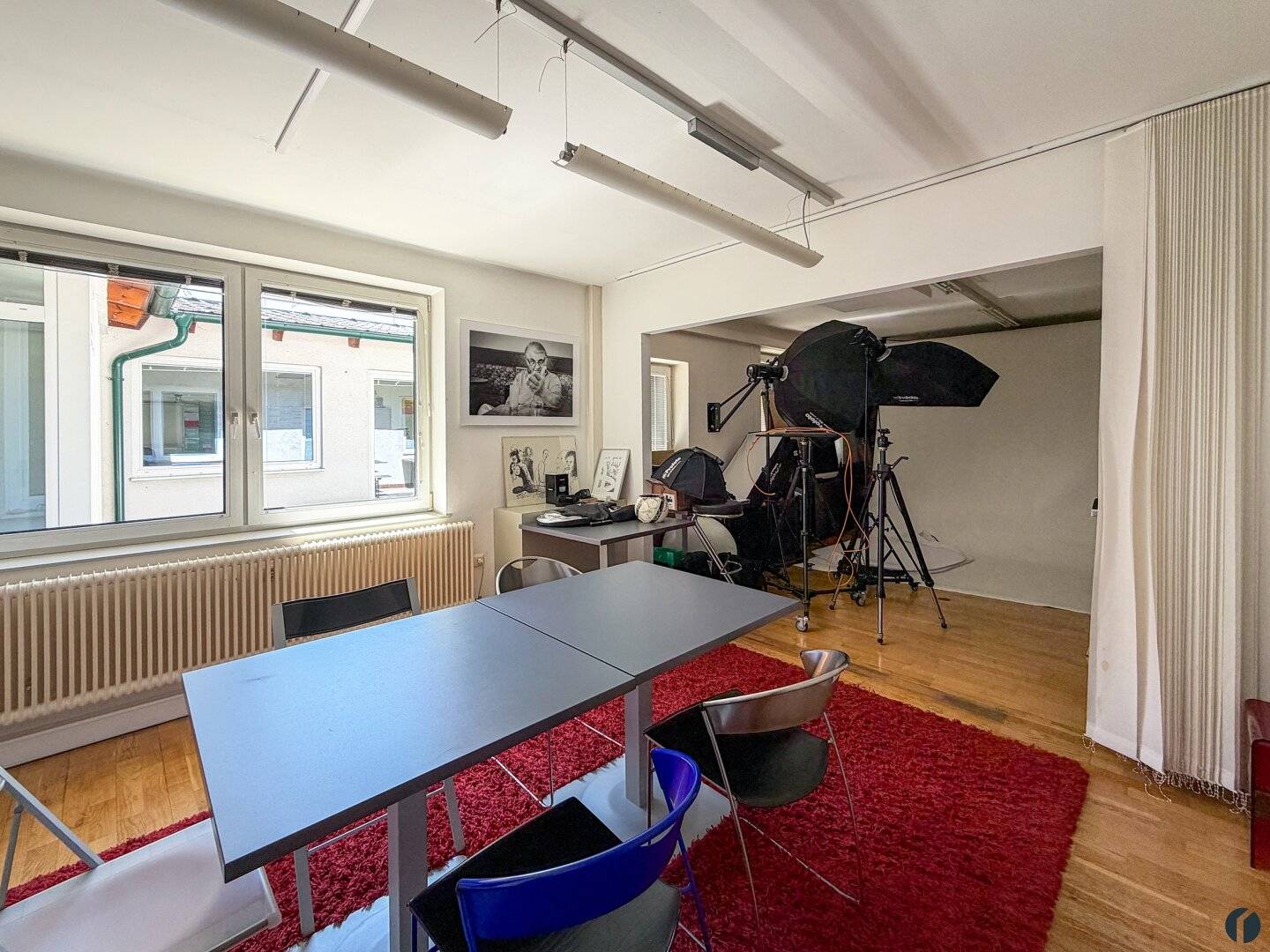 Office space in quiet courtyard with parquet and kitchen