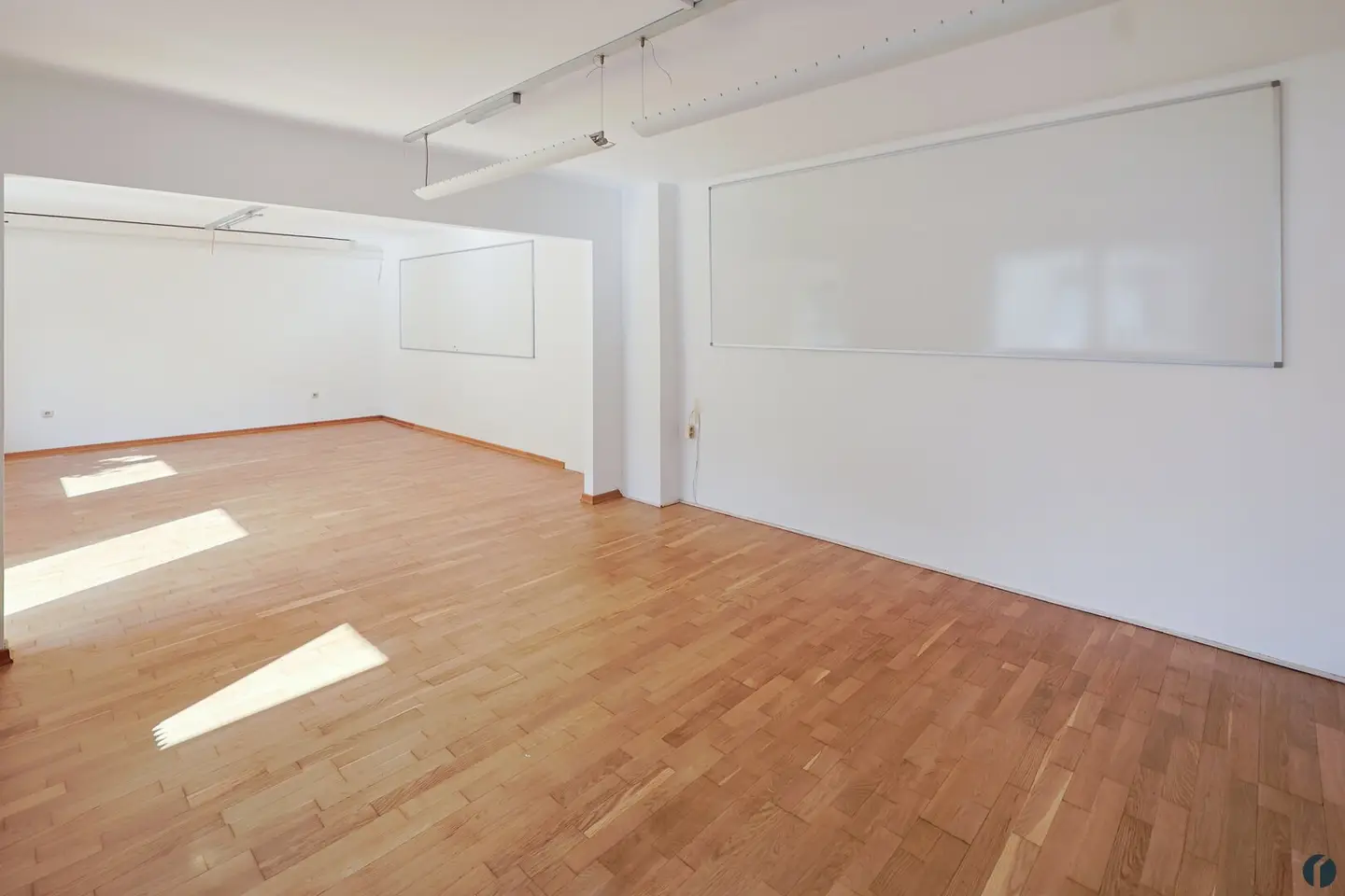 Bürofläche im ruhigen Innenhof mit Parkett und Küche