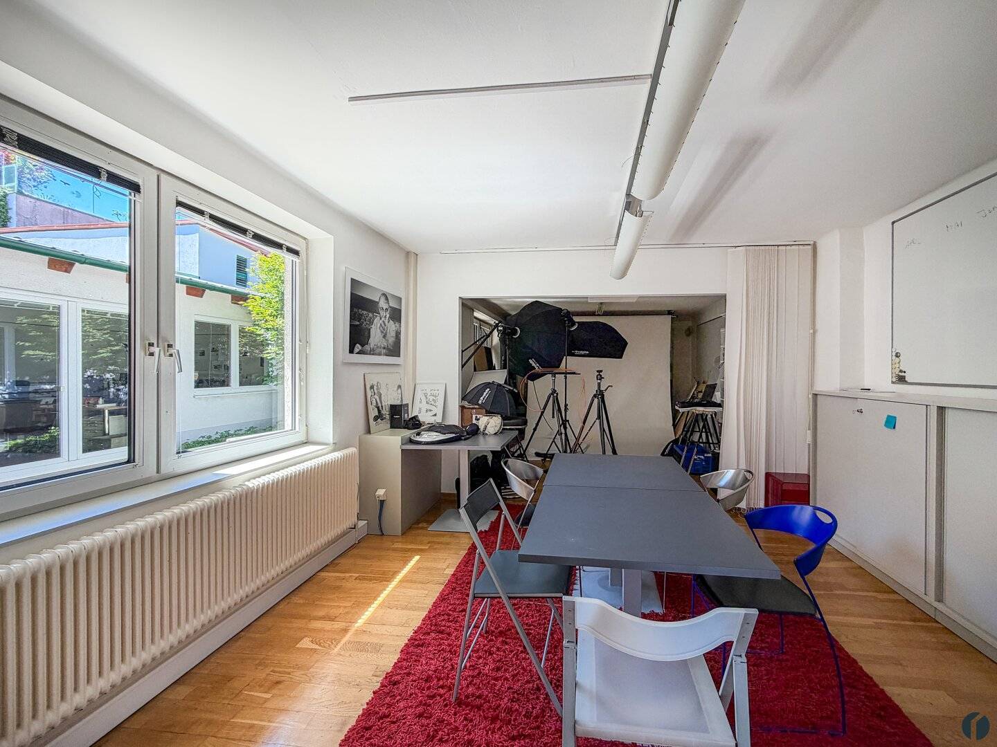 Office space in quiet courtyard with parquet and kitchen