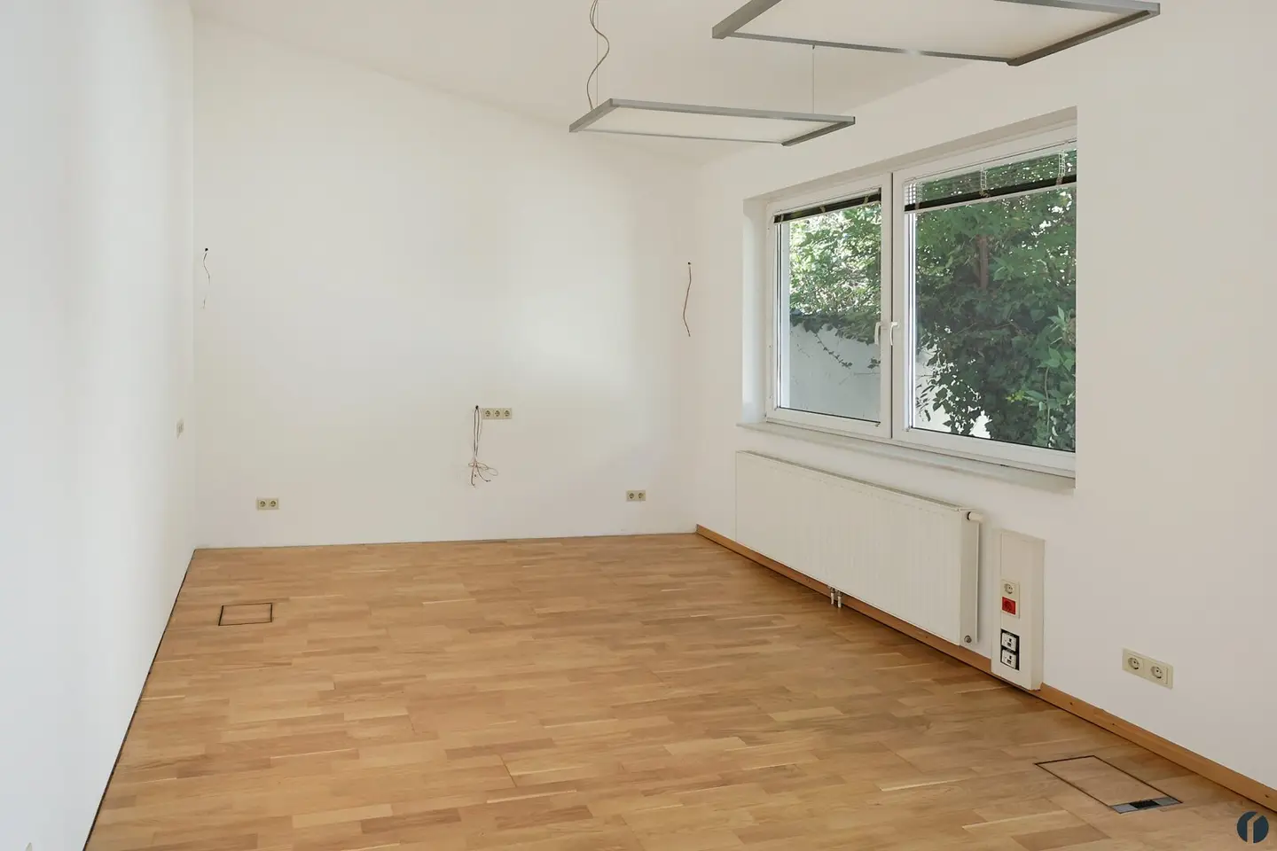 Helle Bürofläche mit Parkett und Klimaanlage im Innenhof