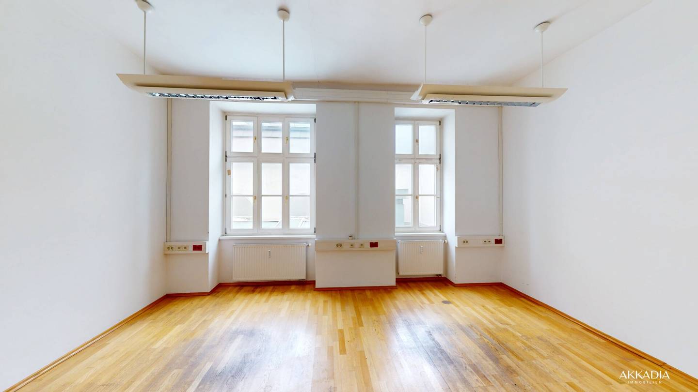 Bright office space on the 1st floor with air conditioning and quiet courtyard location