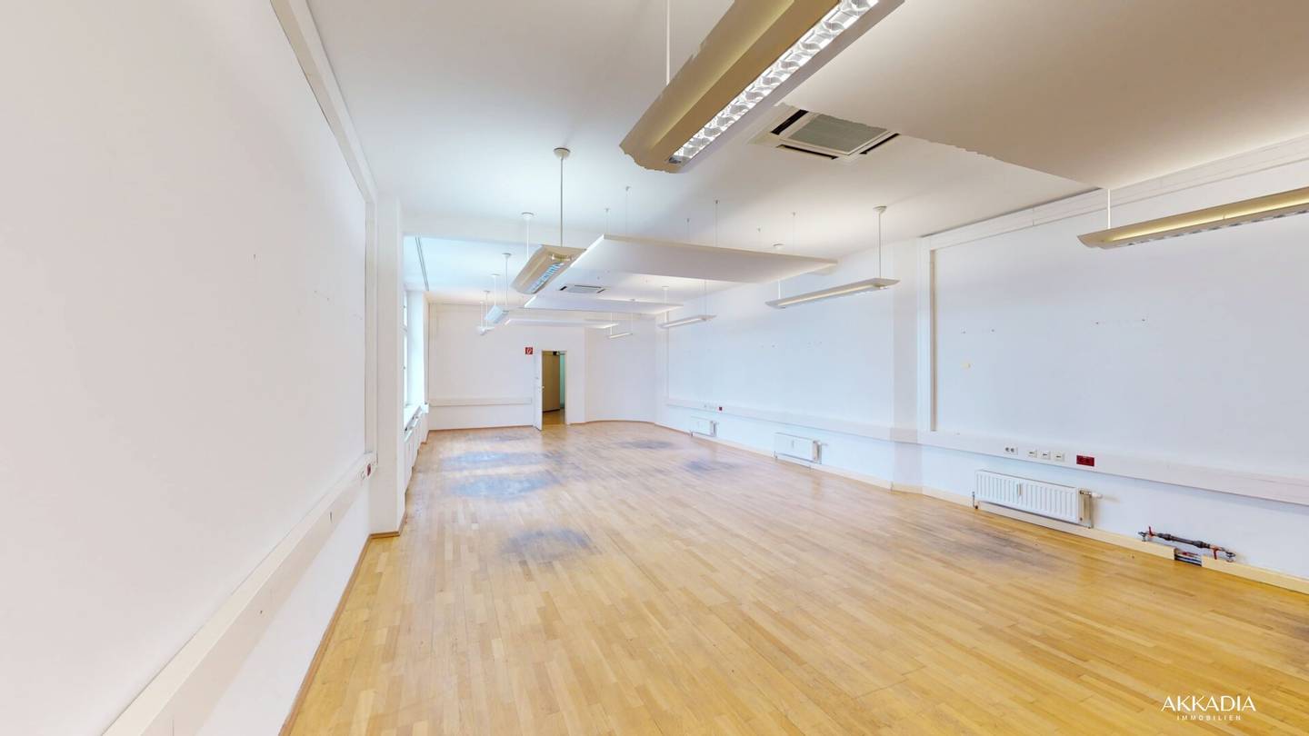 Bright office space on the 1st floor with air conditioning and quiet courtyard location
