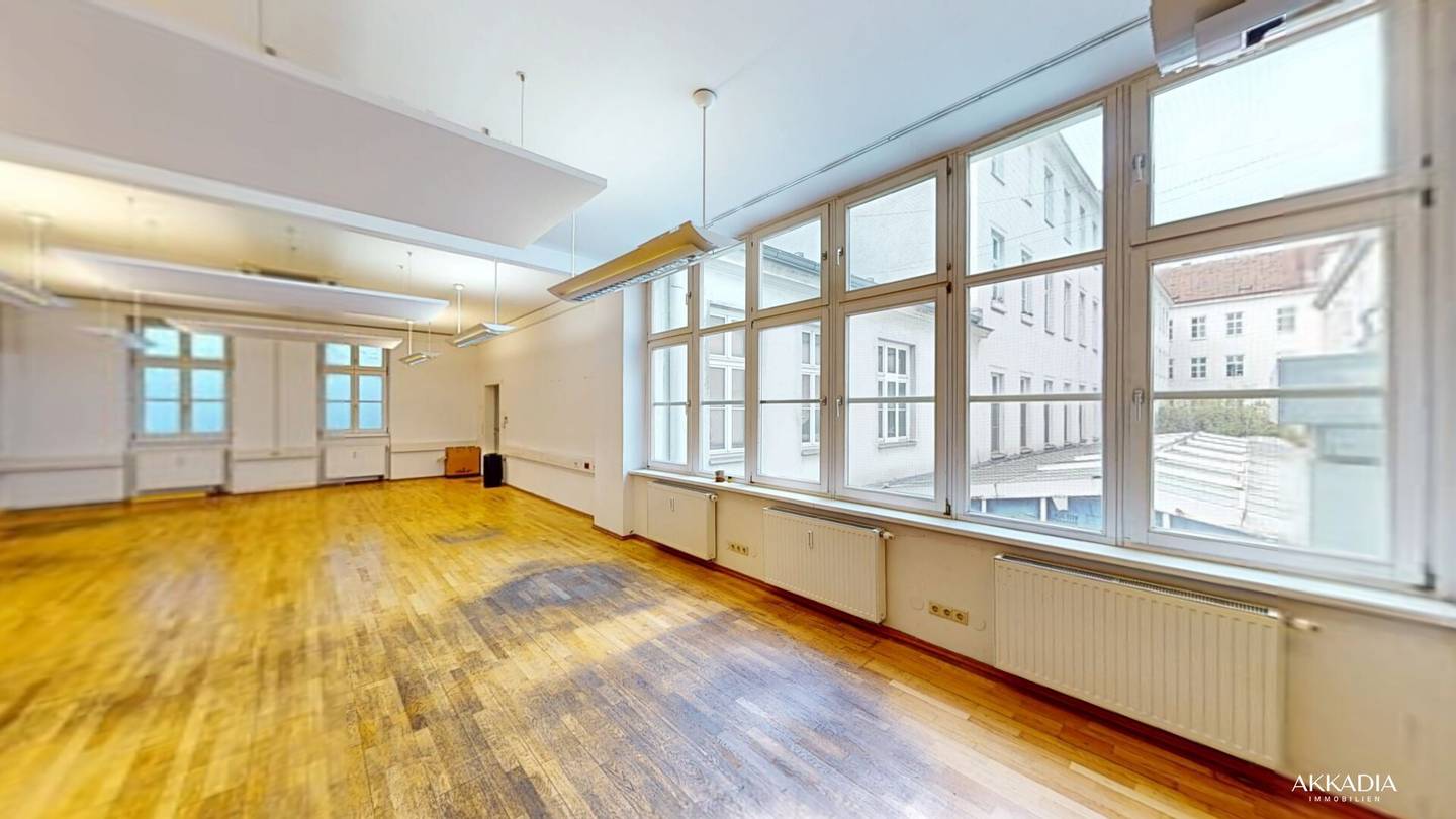 Bright office space on the 1st floor with air conditioning and quiet courtyard location