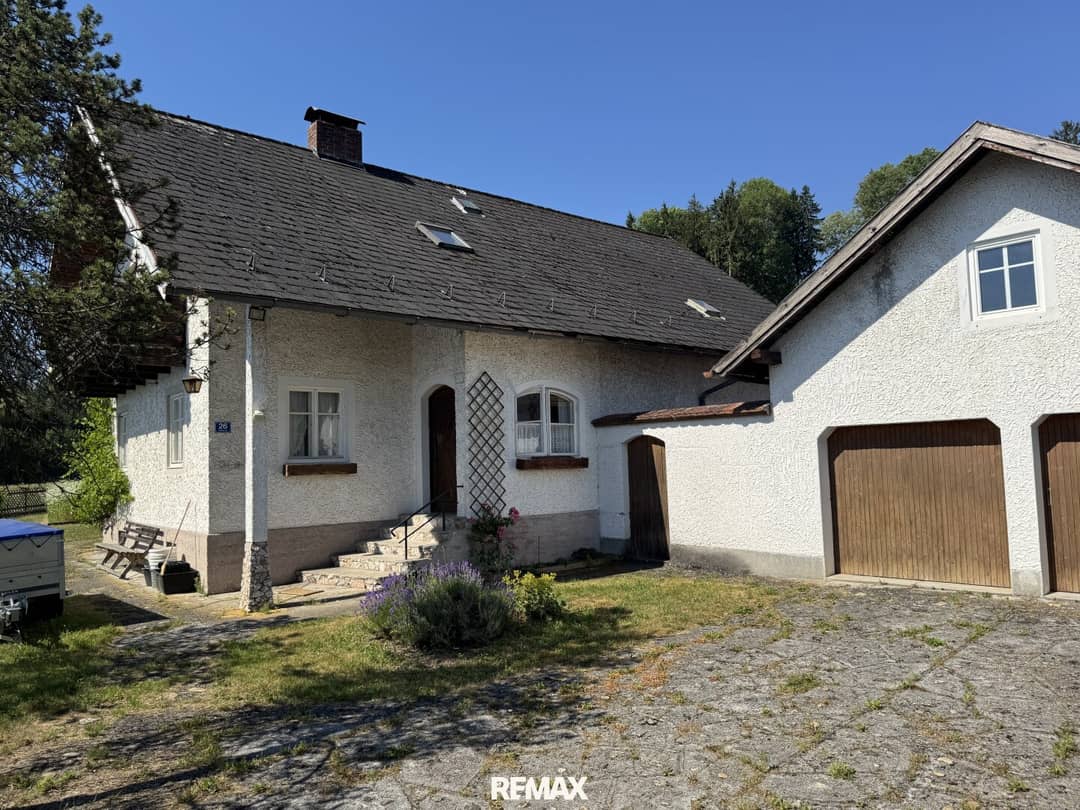 Zweifamilienhaus mit Garten und Balkon in ruhiger Lage