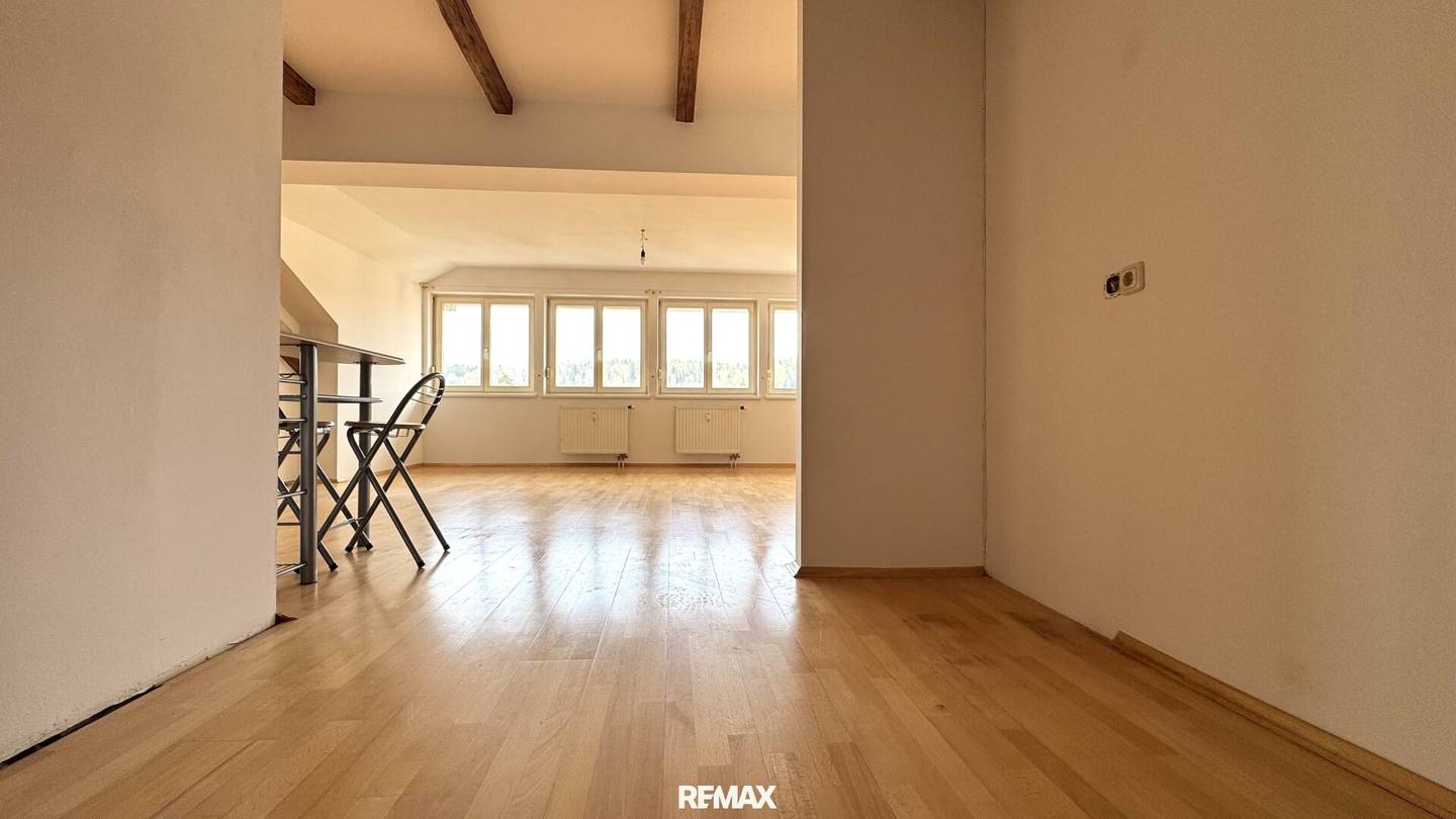 Central Apartment with Elevator and Cellar Storage