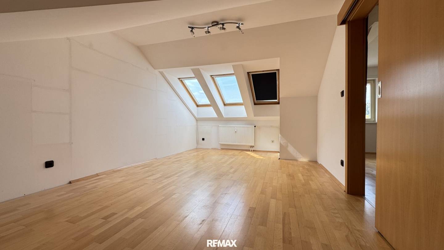 Central Apartment with Elevator and Cellar Storage