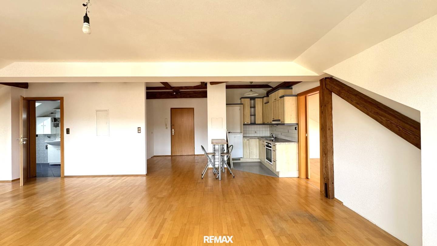 Central Apartment with Elevator and Cellar Storage