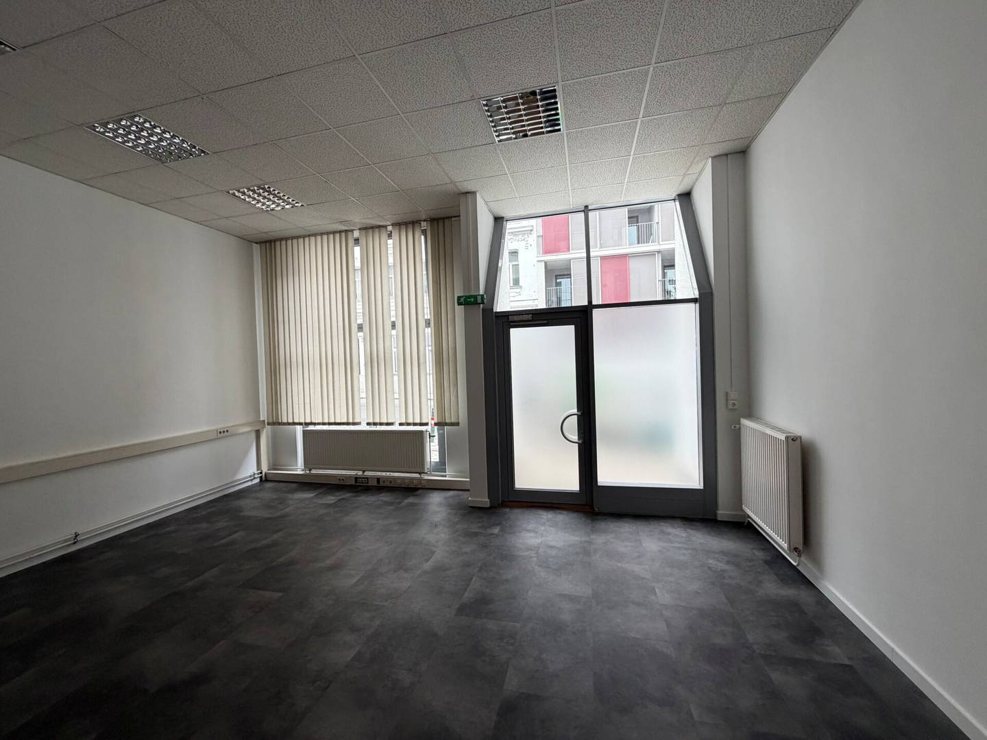 Retail space with excellent transport links near Rochusmarkt