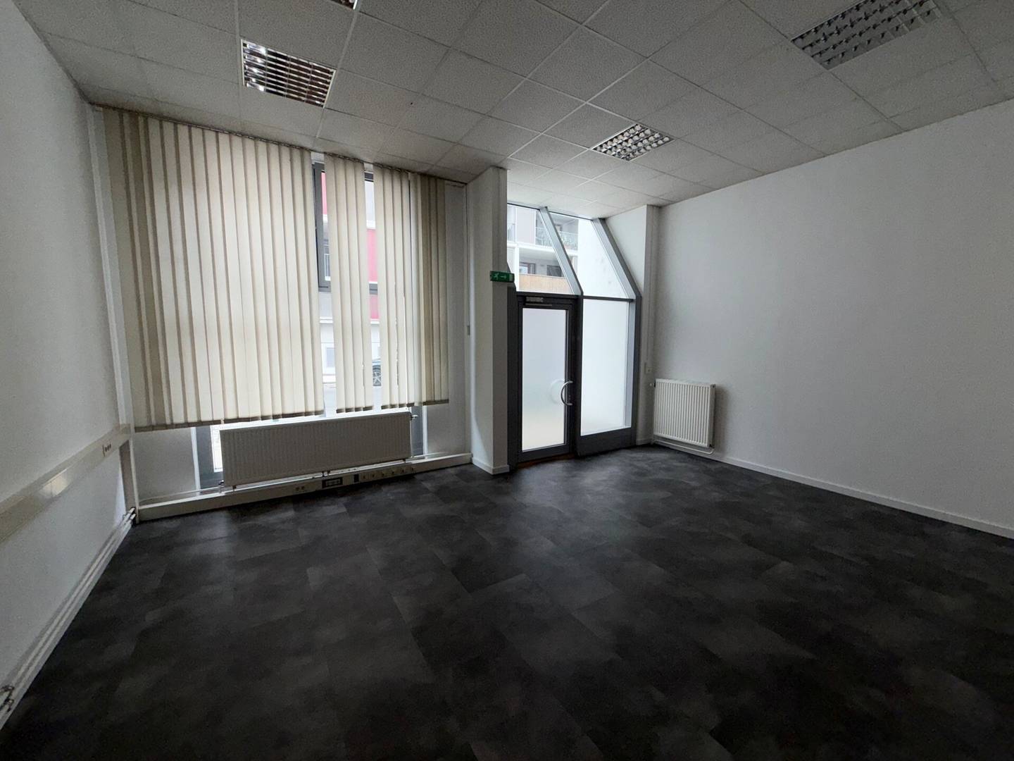 Retail space with excellent transport links near Rochusmarkt