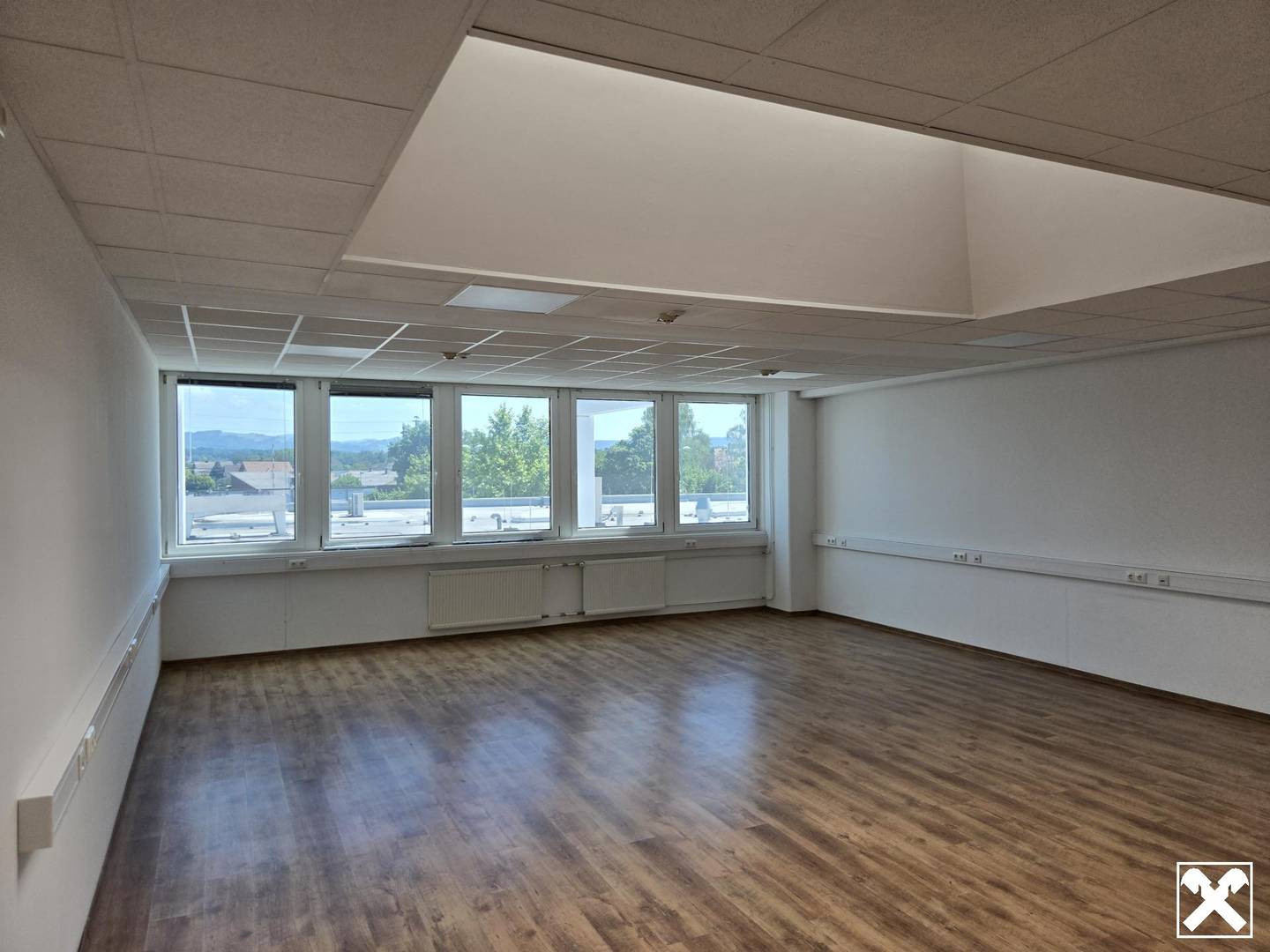 Spacious Office Space with Elevator in EK-West