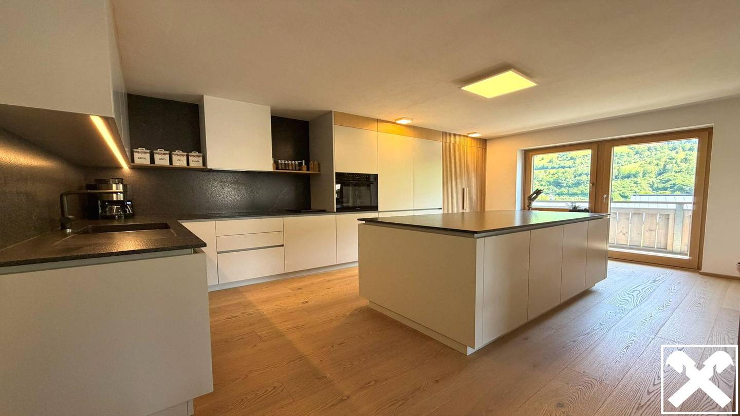 Mehrfamilienhaus mit Terrassen Balkonen und Garagen