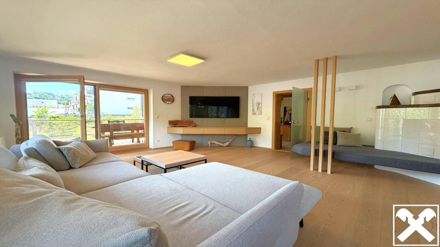 Mehrfamilienhaus mit Terrassen Balkonen und Garagen