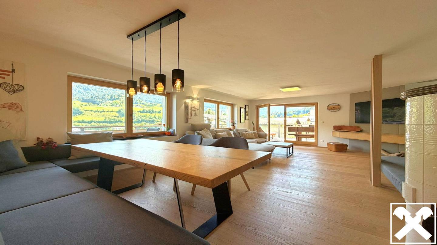 Mehrfamilienhaus mit Terrassen Balkonen und Garagen