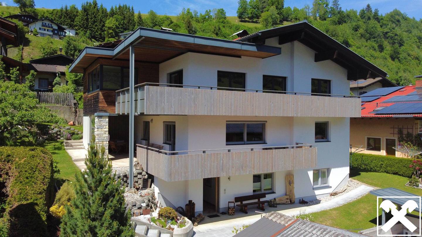Mehrfamilienhaus mit Terrassen Balkonen und Garagen