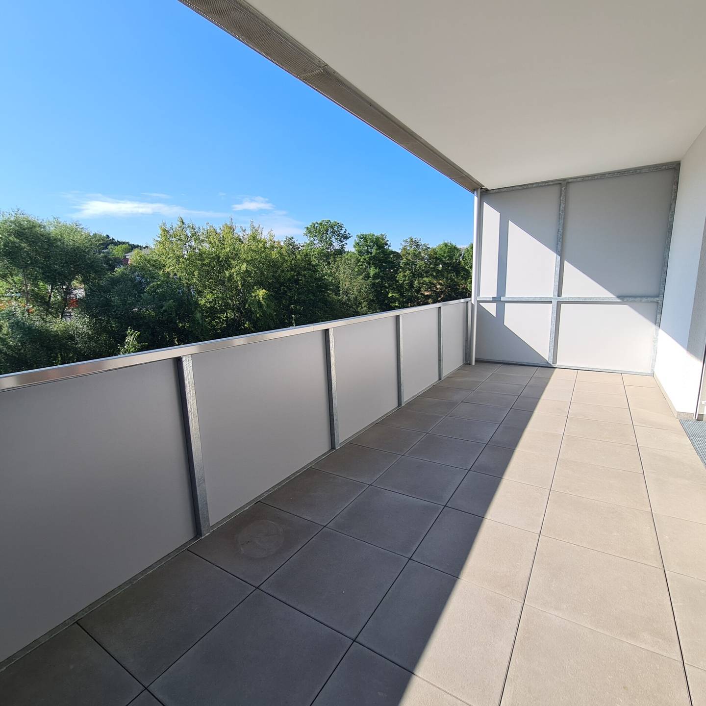 Bright new-build apartment with loggia and fitted kitchen