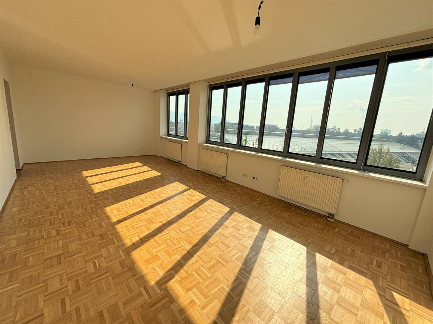 Bright apartment with parquet and elevator near Südbahnhofmarkt