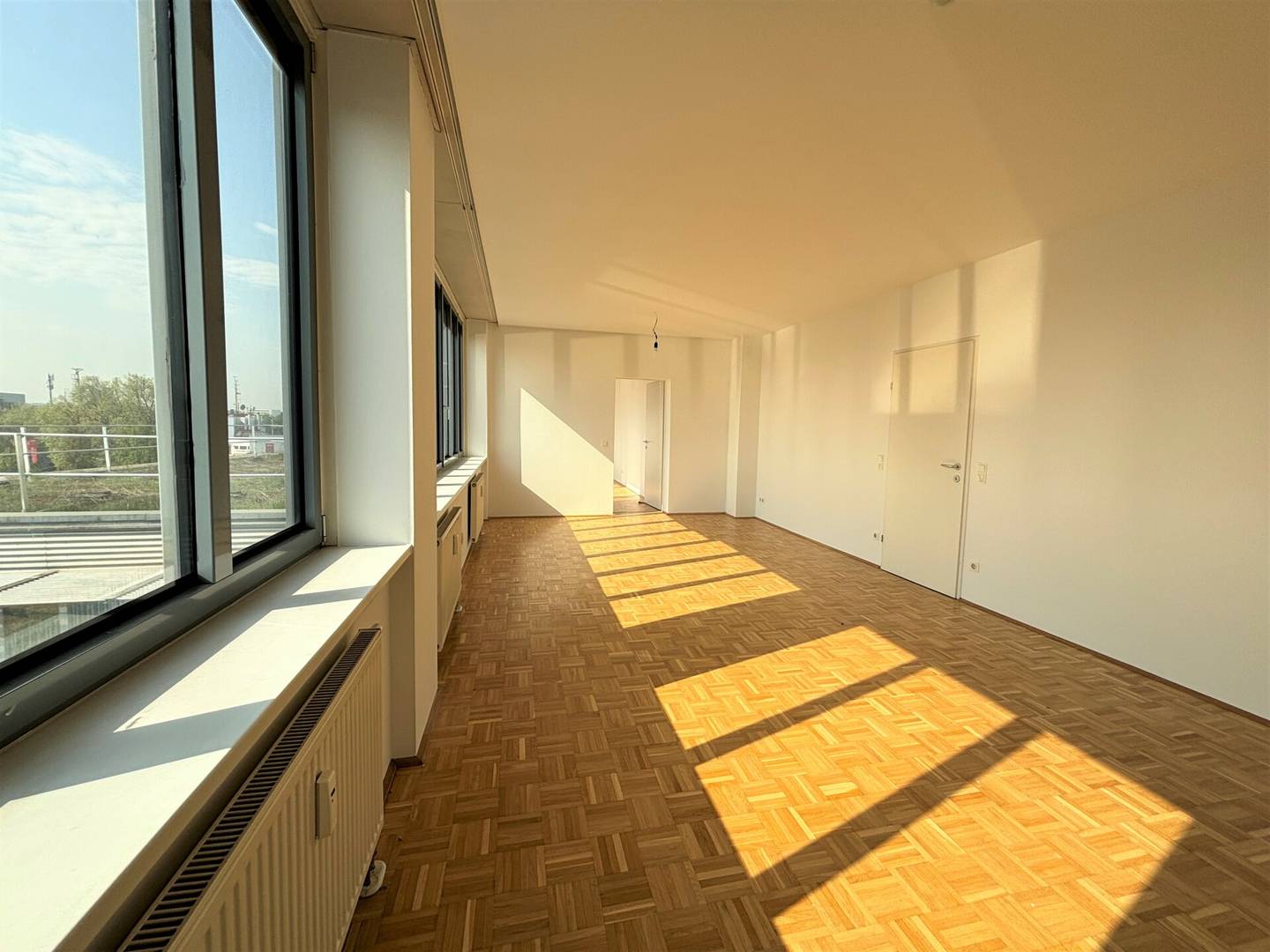 Bright apartment with parquet and elevator near Südbahnhofmarkt