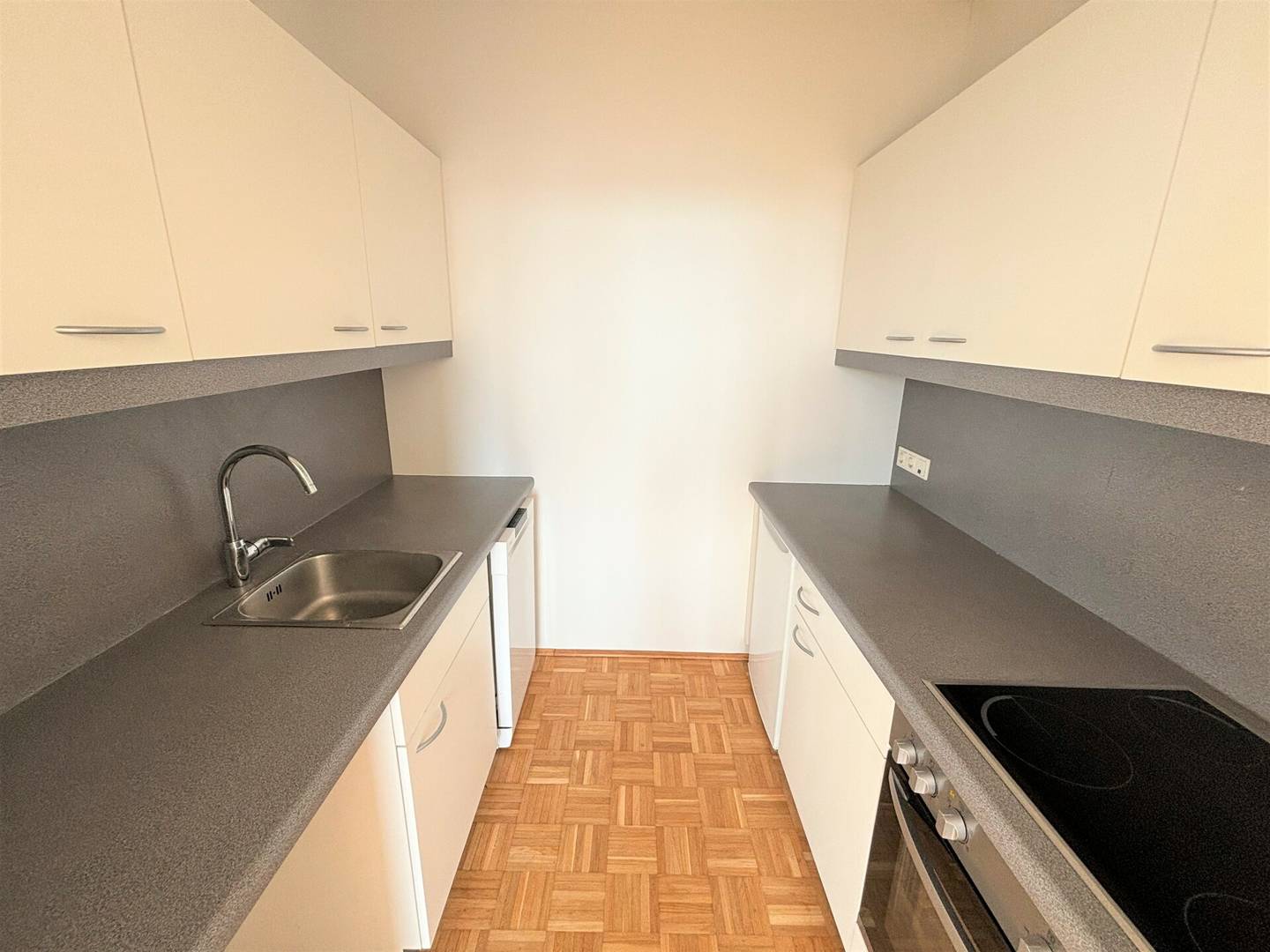 Bright apartment with parquet and elevator near Südbahnhofmarkt