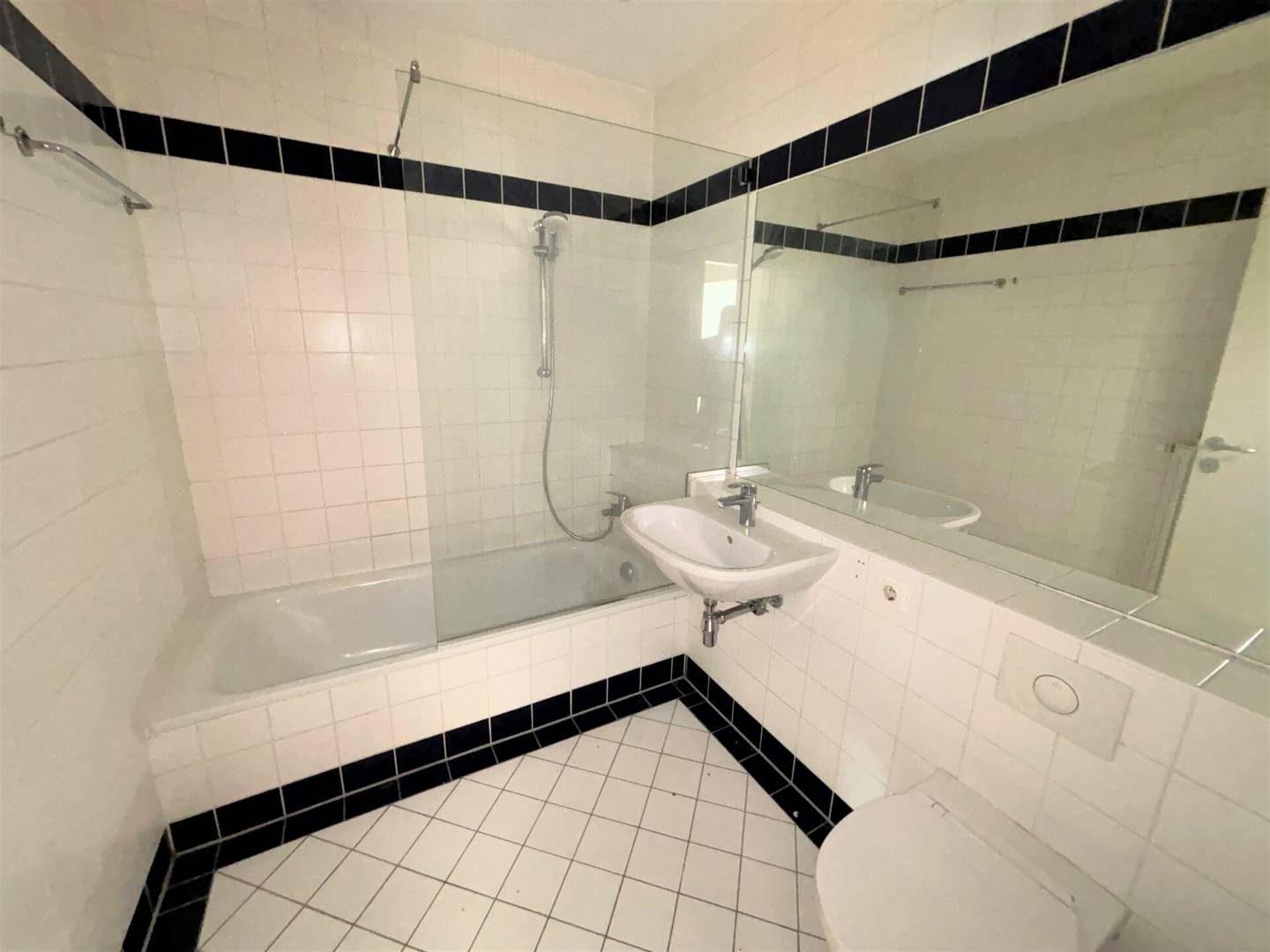 Bright apartment with parquet and elevator near Südbahnhofmarkt