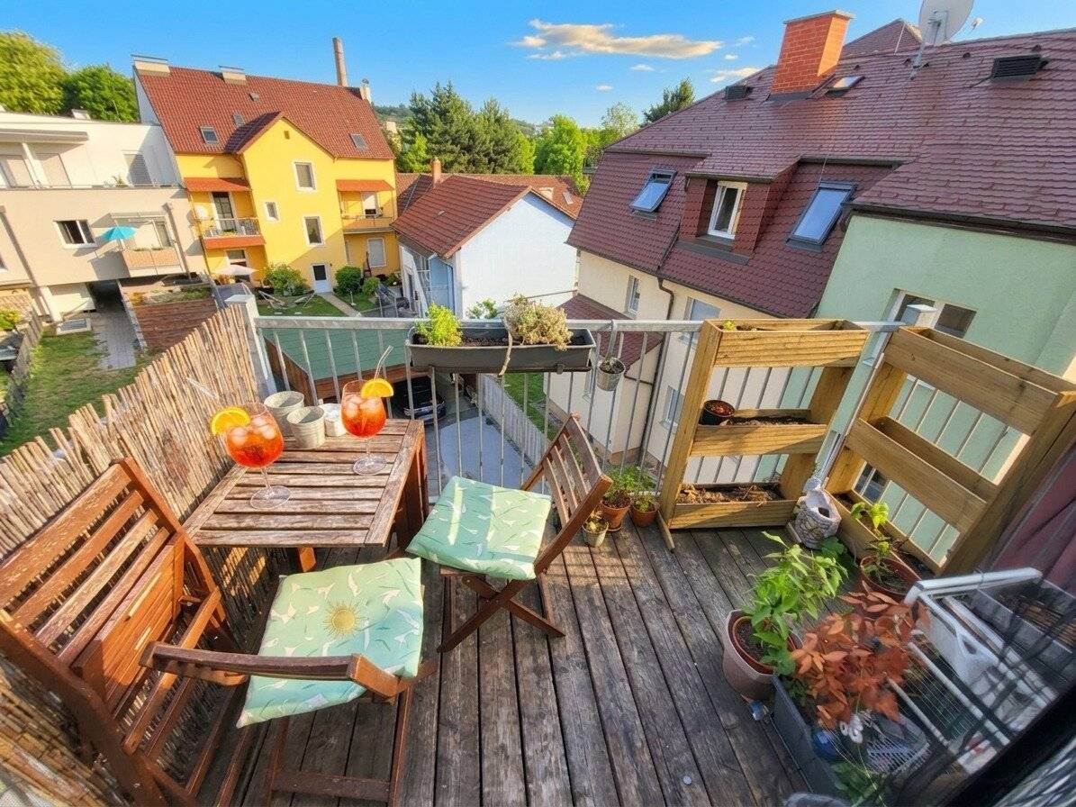 Helle Dachgeschosswohnung mit Terrasse und offener Wohnküche