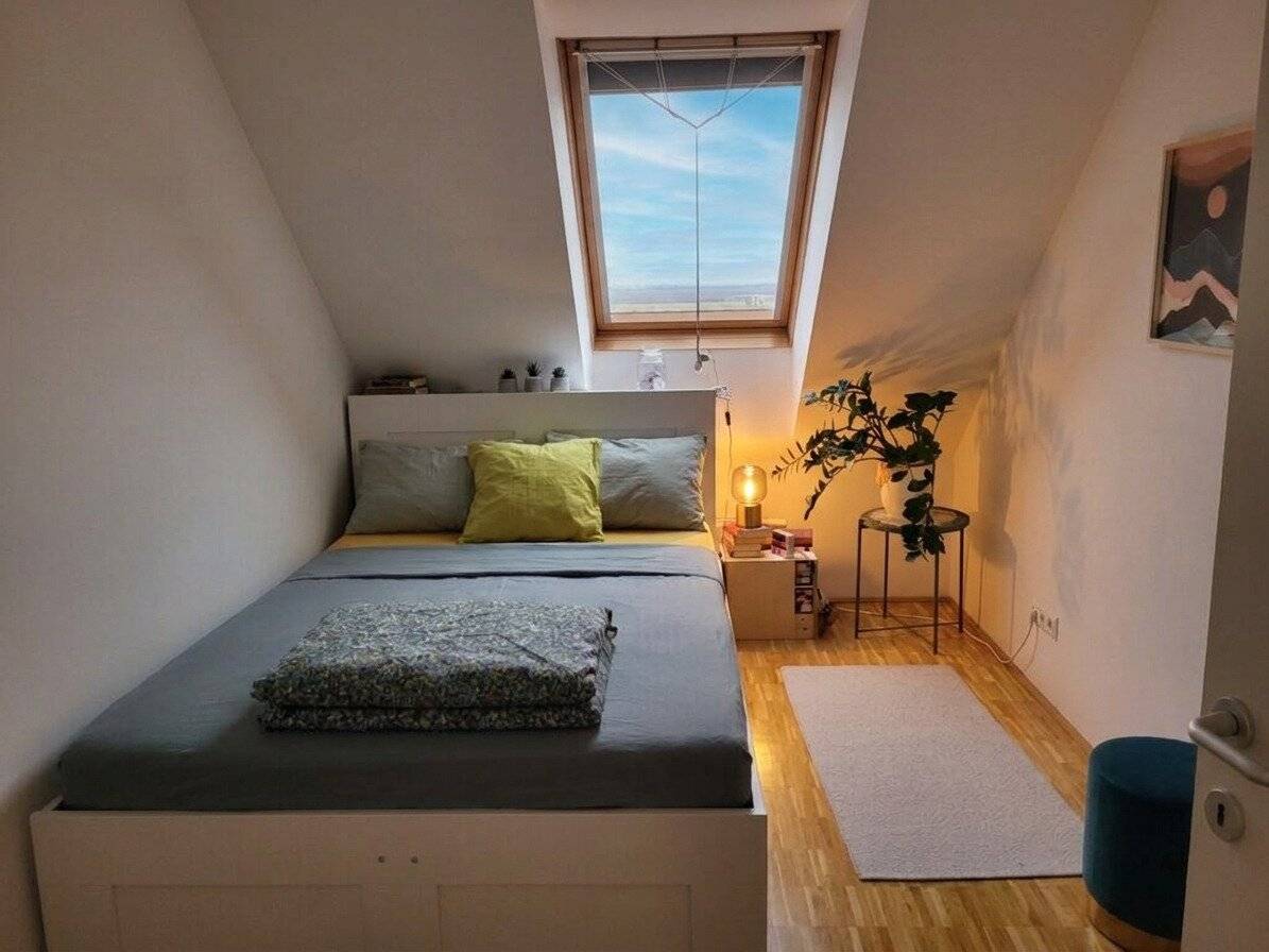 Helle Dachgeschosswohnung mit Terrasse und offener Wohnküche