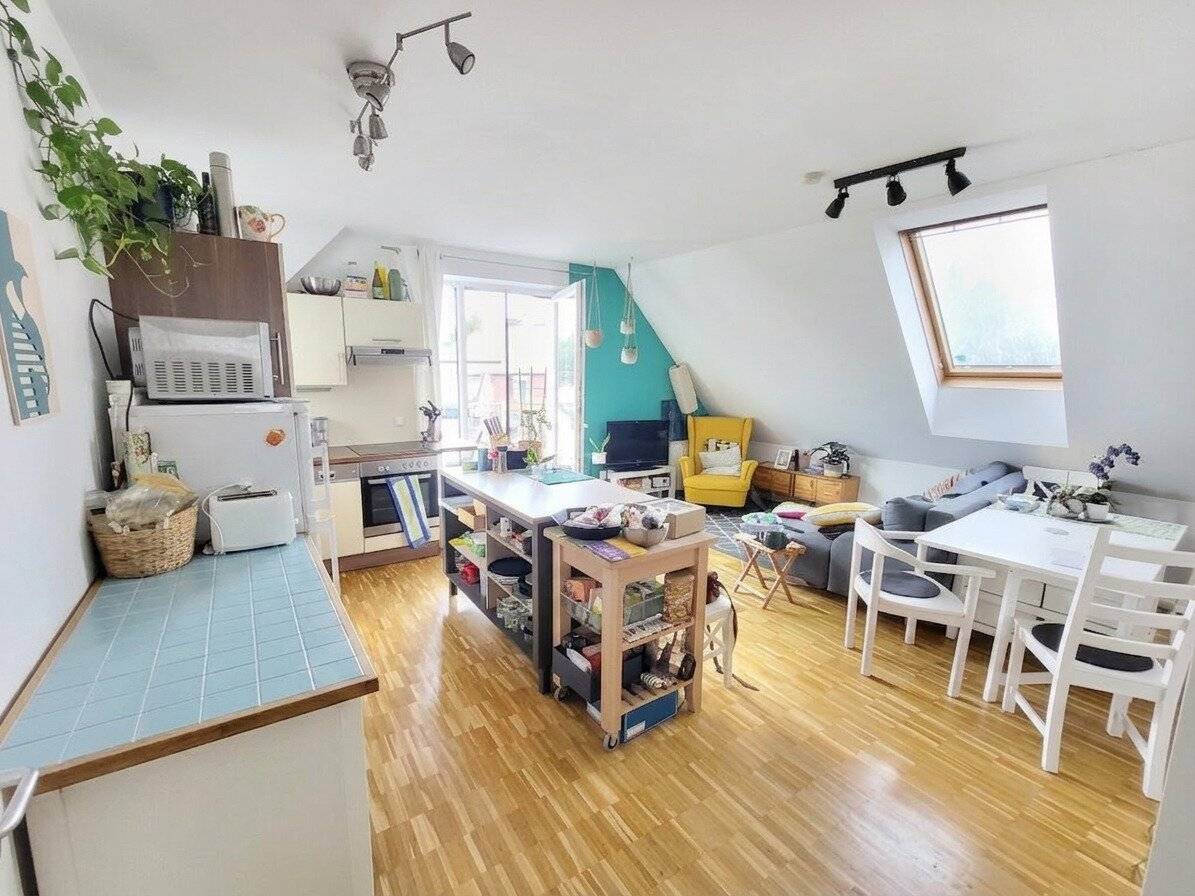 Helle Dachgeschosswohnung mit Terrasse und offener Wohnküche
