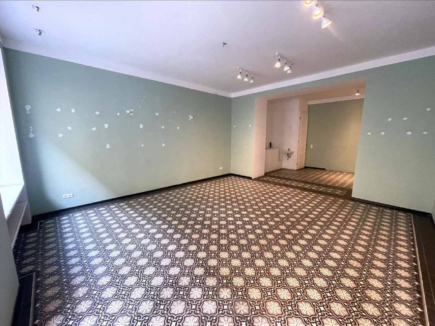 Bright retail space in historic building near Votivkirche and University