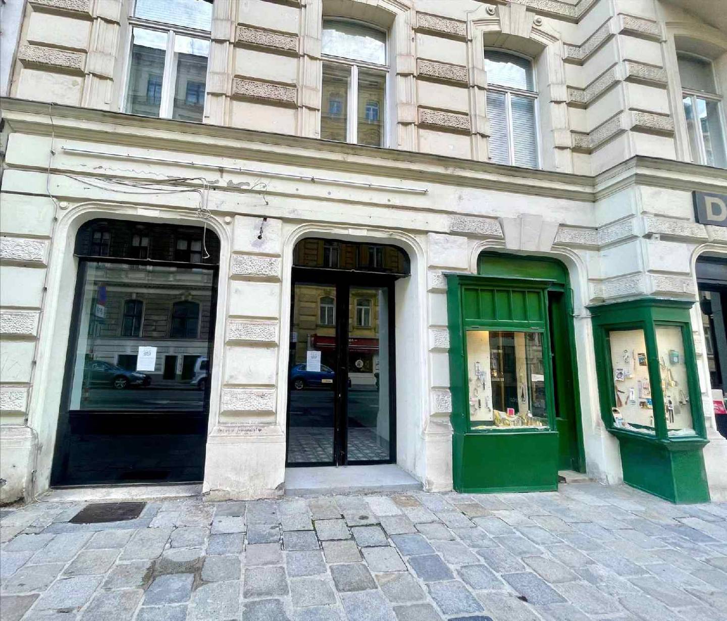 Bright retail space in historic building near Votivkirche and University