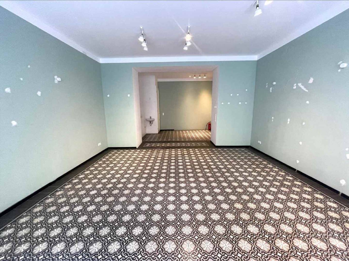 Bright retail space in historic building near Votivkirche and University