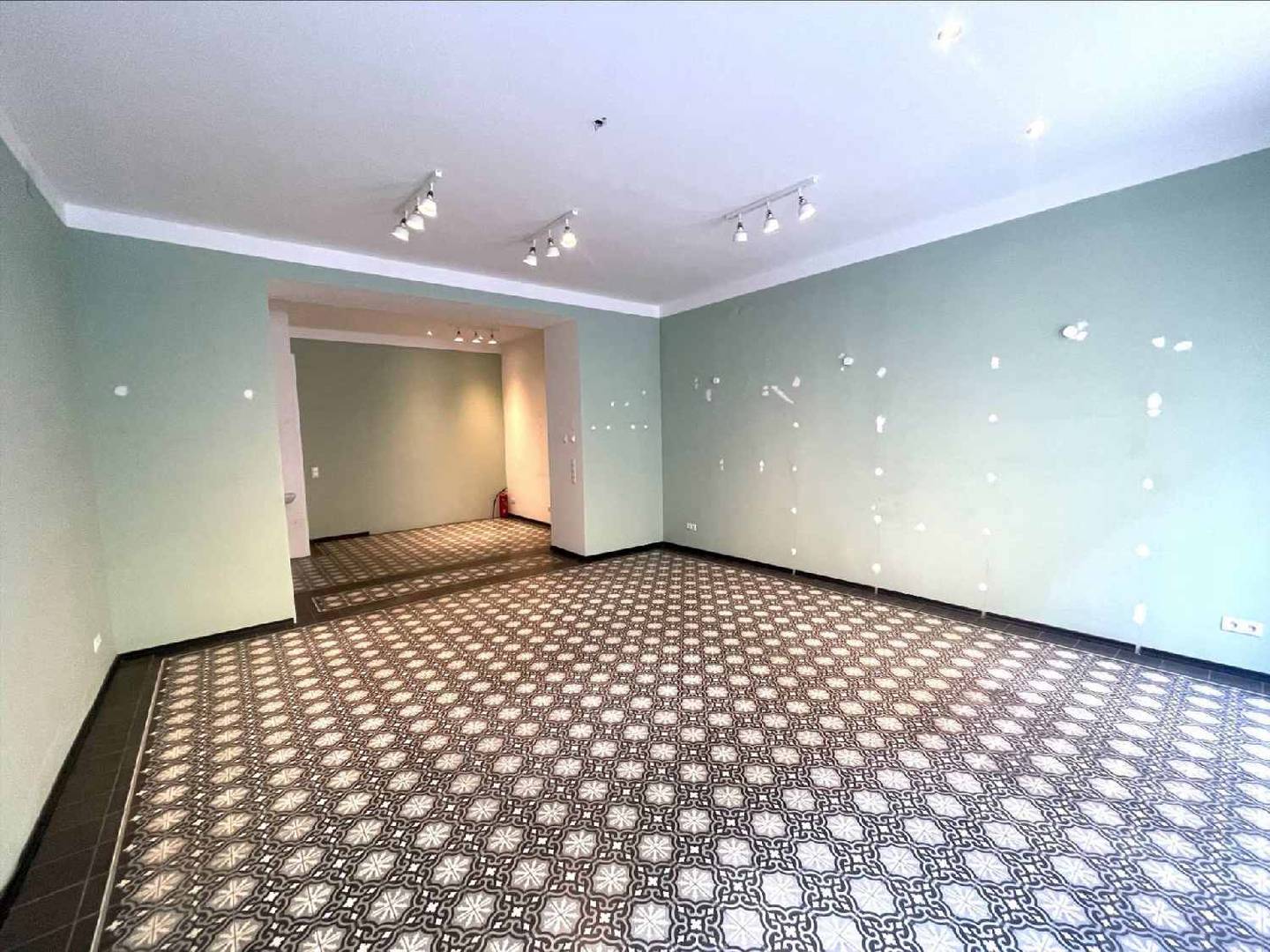Bright retail space in historic building near Votivkirche and University
