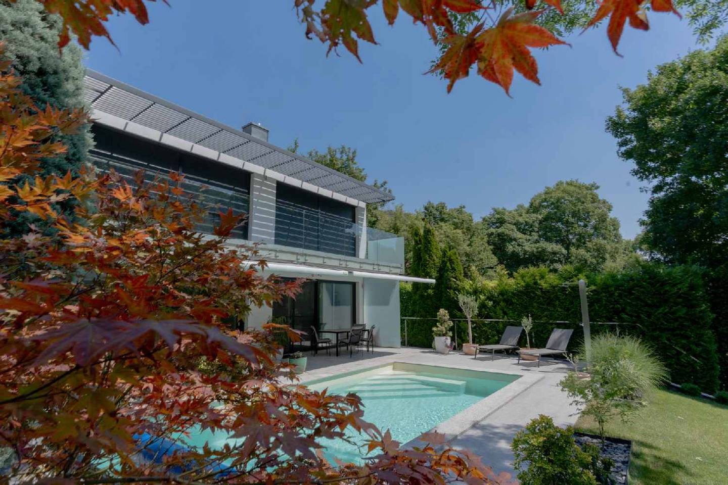 Single-family house with pool garden and solar system in Weidling