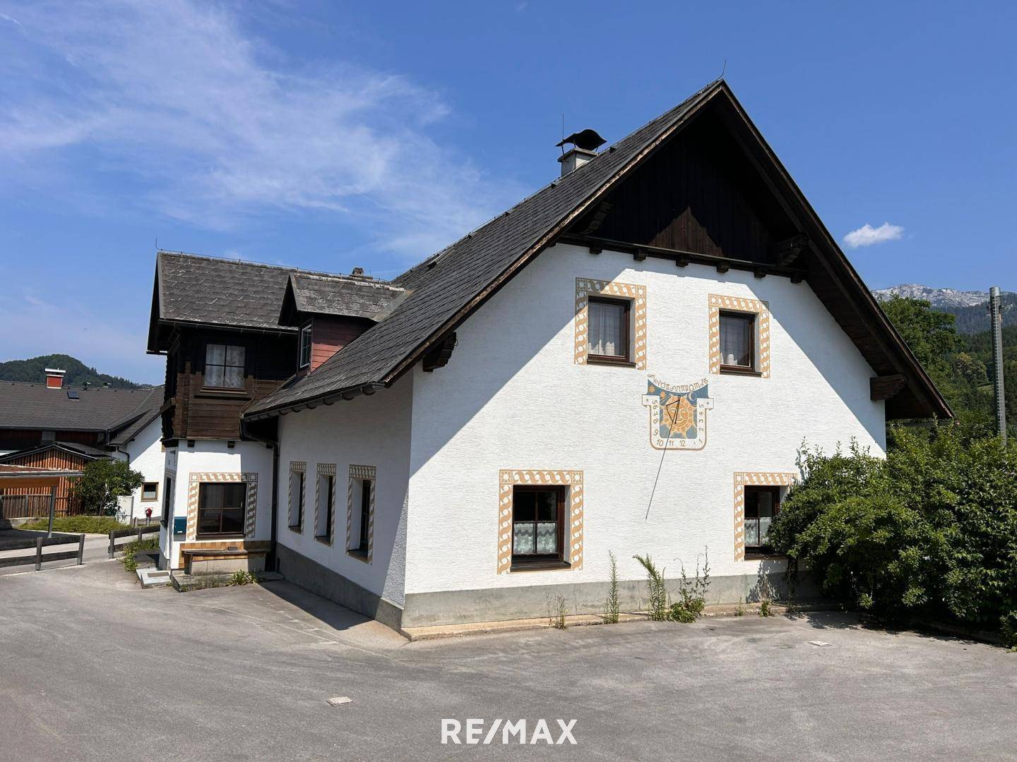 Charmantes Haus mit genehmigten Umbauplänen für vier Wohnungen