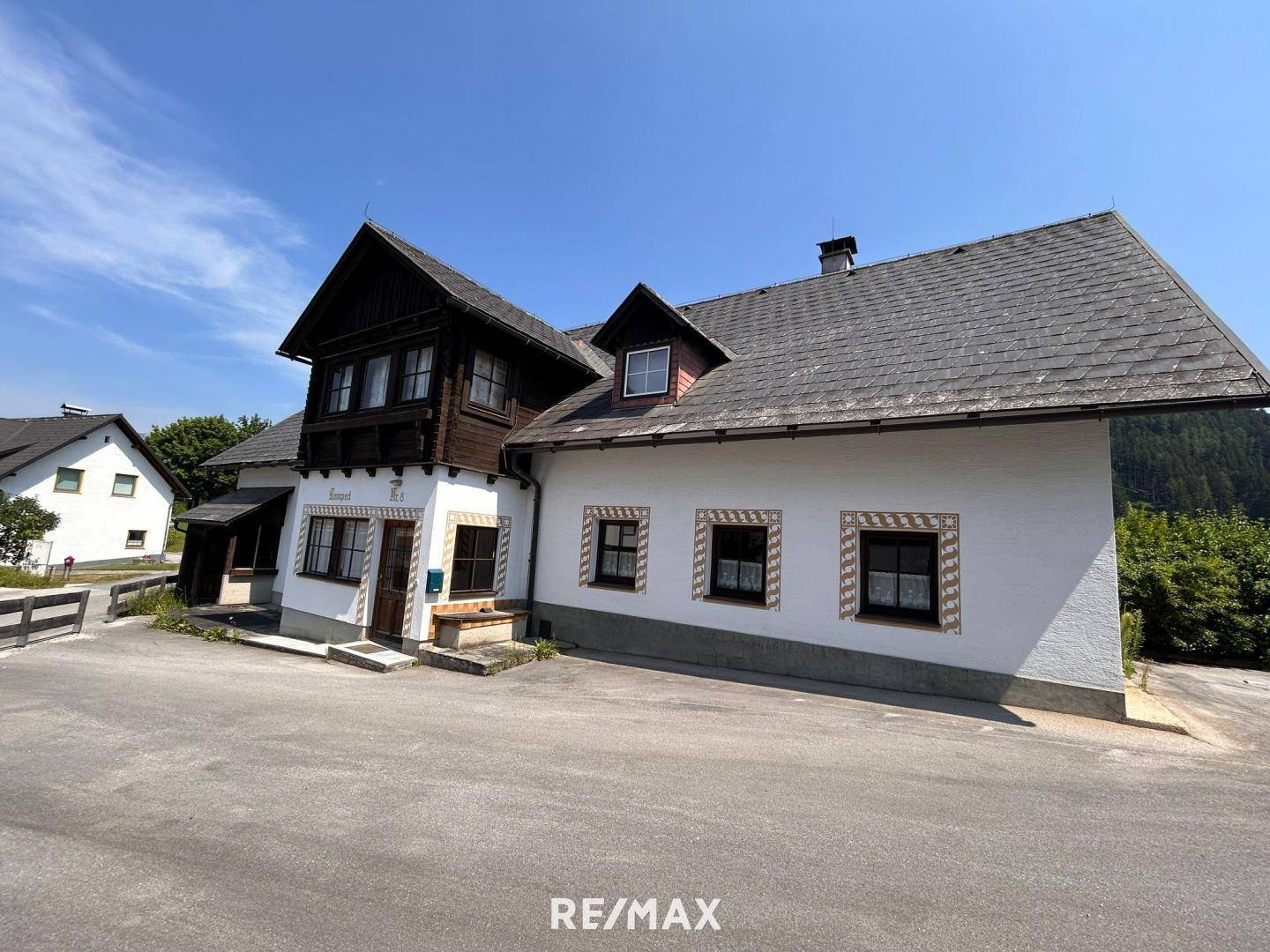 Charmantes Haus mit genehmigten Umbauplänen für vier Wohnungen