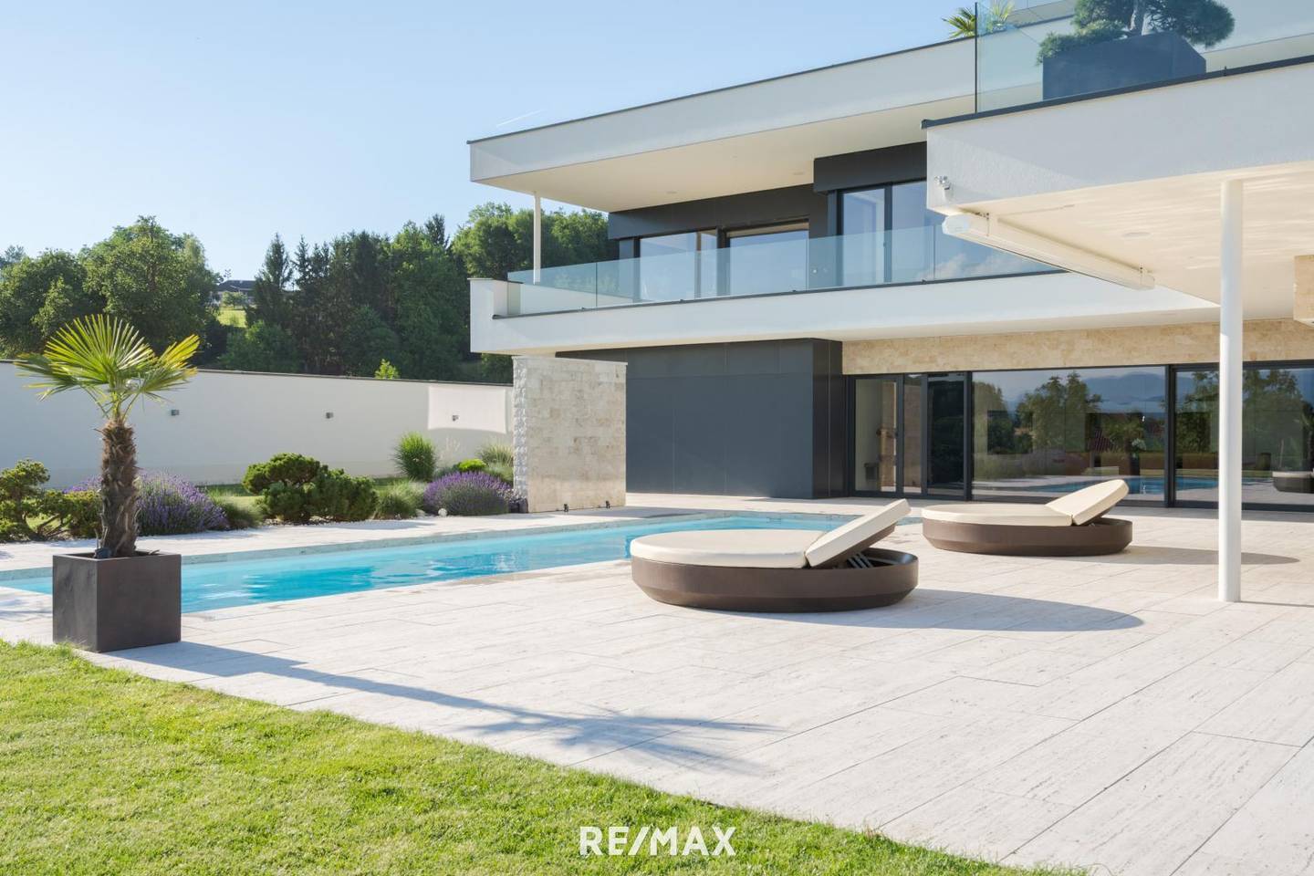 Villa mit Wellnessbereich und Pool in privater Stadtrandlage