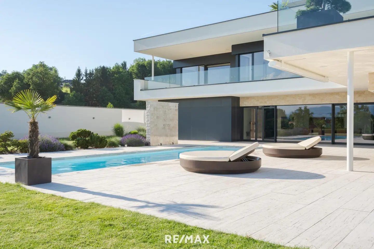 Villa mit Wellnessbereich und Pool in privater Stadtrandlage