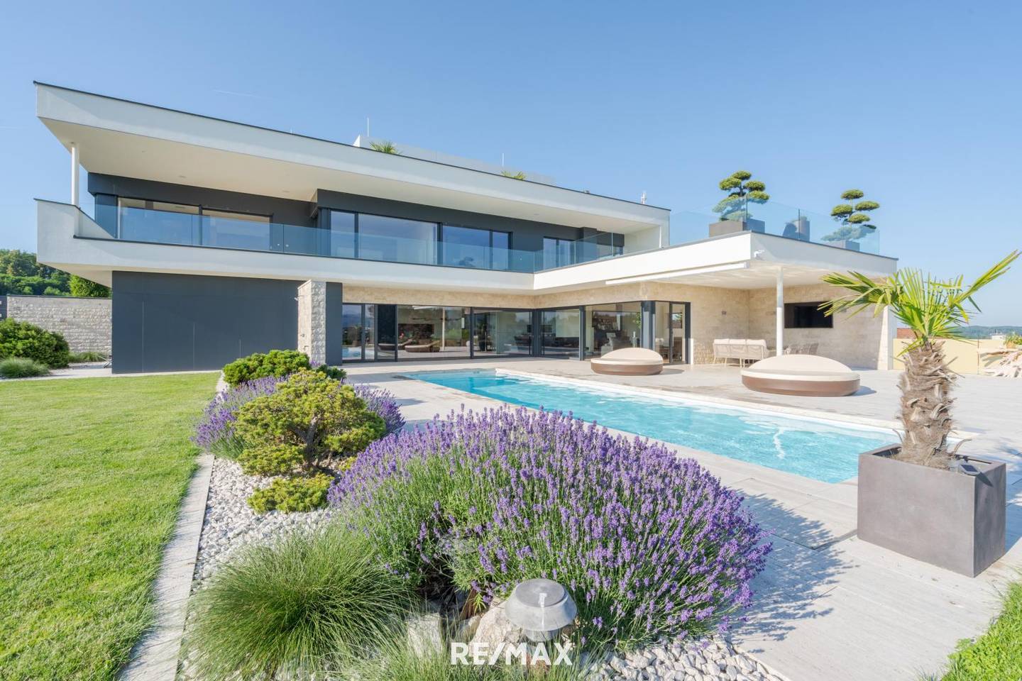 Villa mit Wellnessbereich und Pool in privater Stadtrandlage