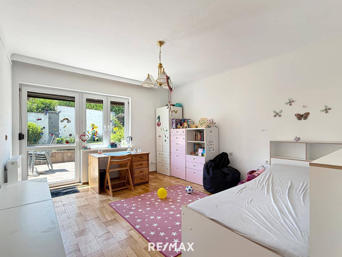 Gartenwohnung mit eigenem Garten Pool und Garage