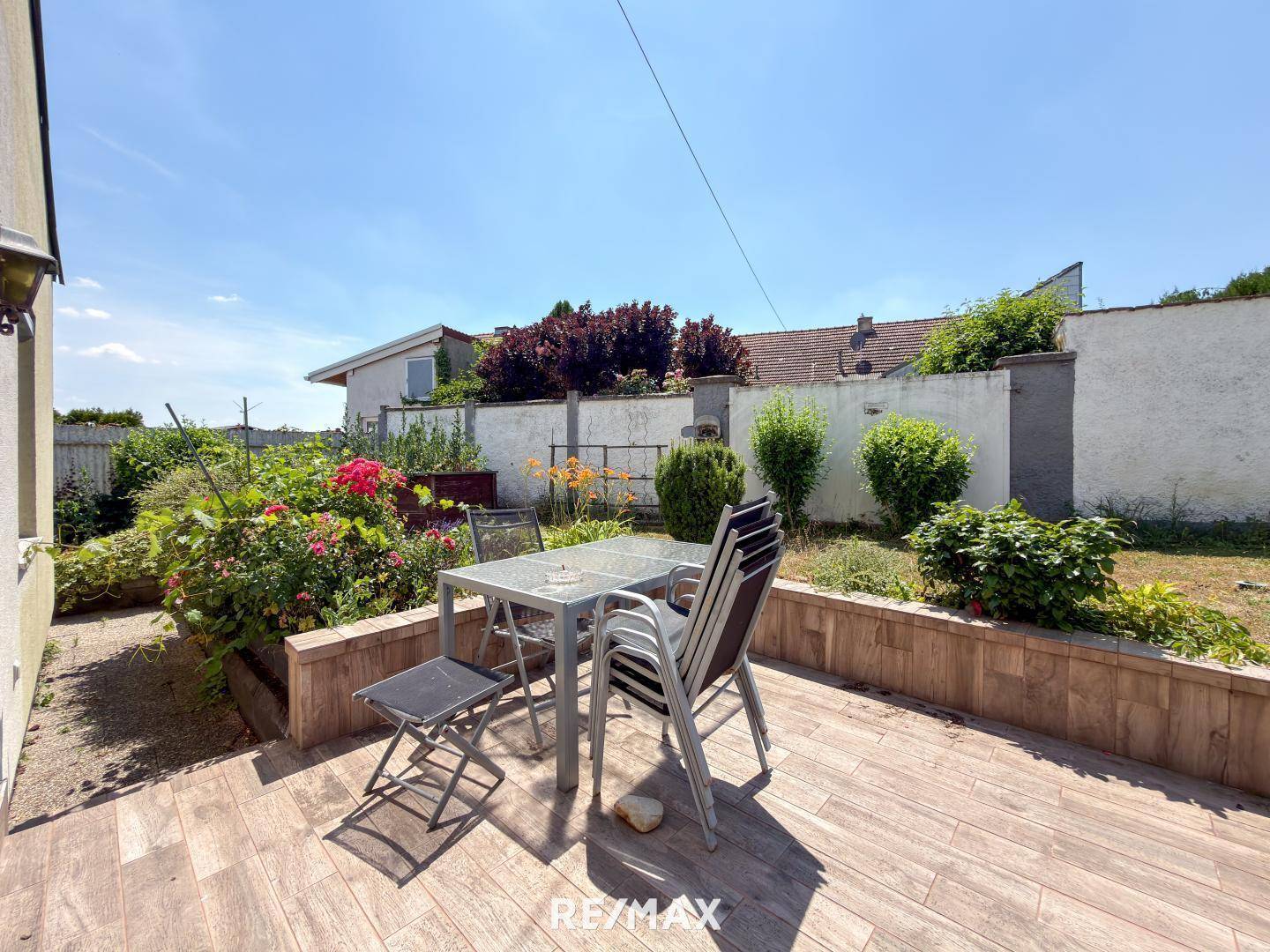Gartenwohnung mit eigenem Garten Pool und Garage