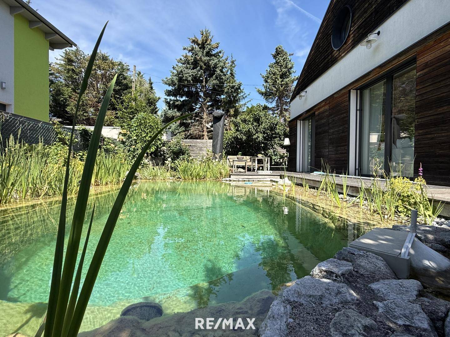 Bungalow mit Natur Schwimmteich und großer Terrasse