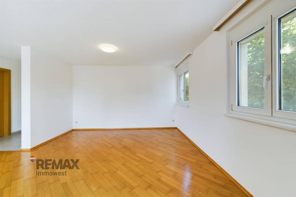 Bright Apartment with Parquet and Underground Parking in Lauterach