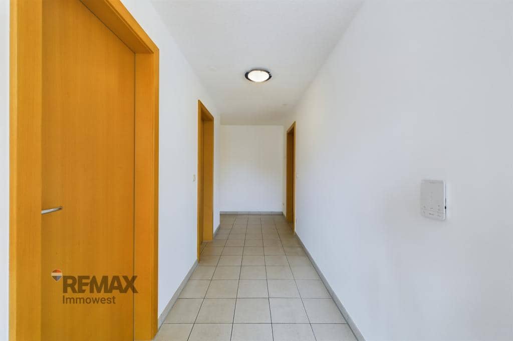 Bright Apartment with Parquet and Underground Parking in Lauterach