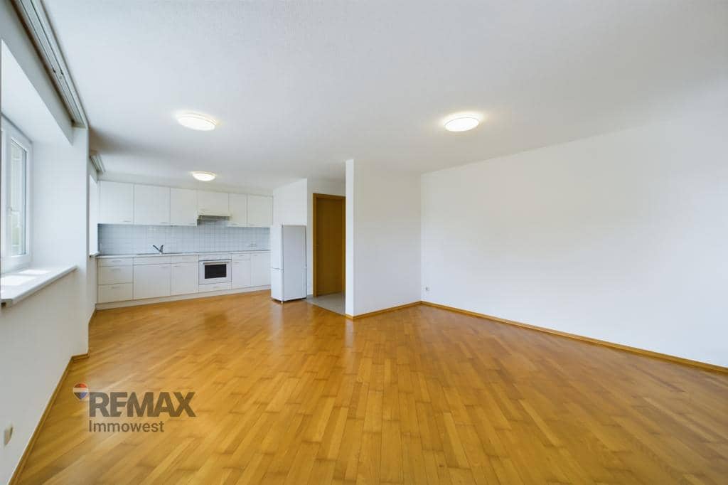 Bright Apartment with Parquet and Underground Parking in Lauterach