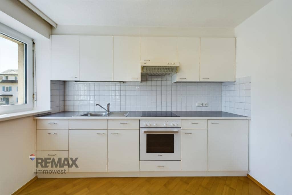 Bright Apartment with Parquet and Underground Parking in Lauterach
