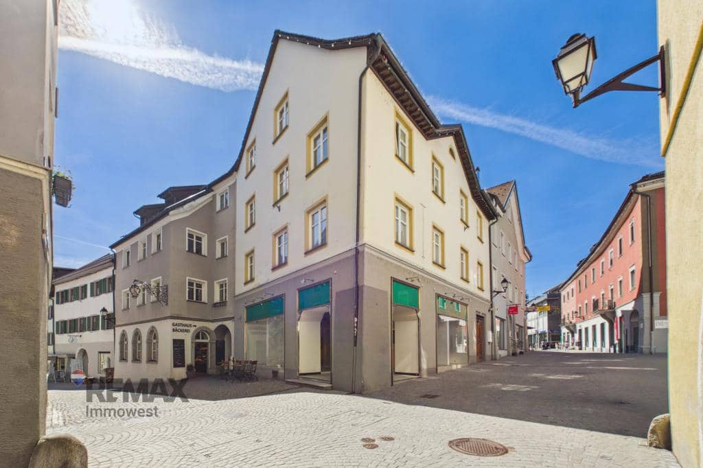 Commercial space with large window fronts in prime city centre location