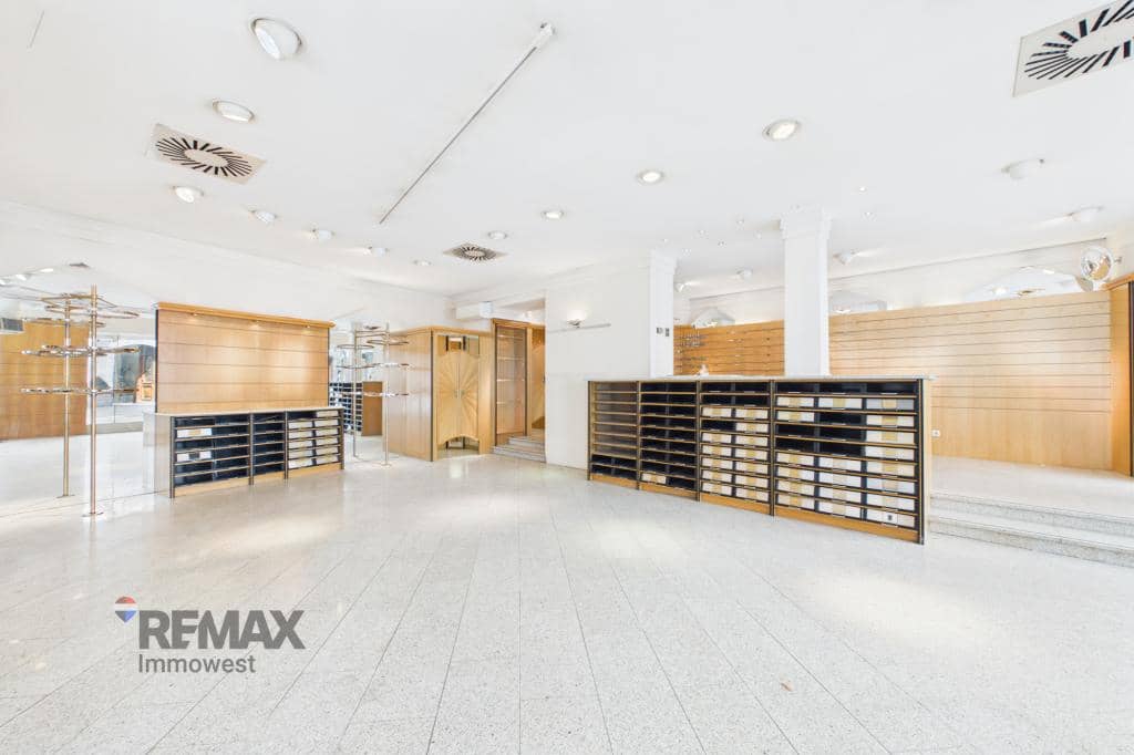Commercial space with large window fronts in prime city centre location