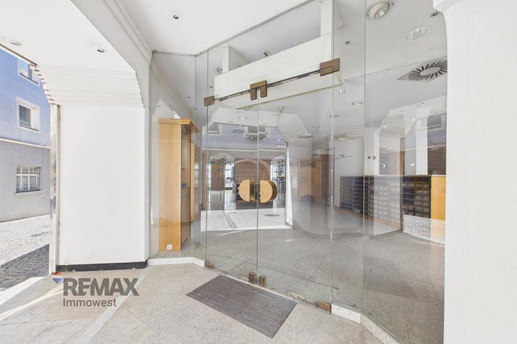 Commercial space with large window fronts in prime city centre location