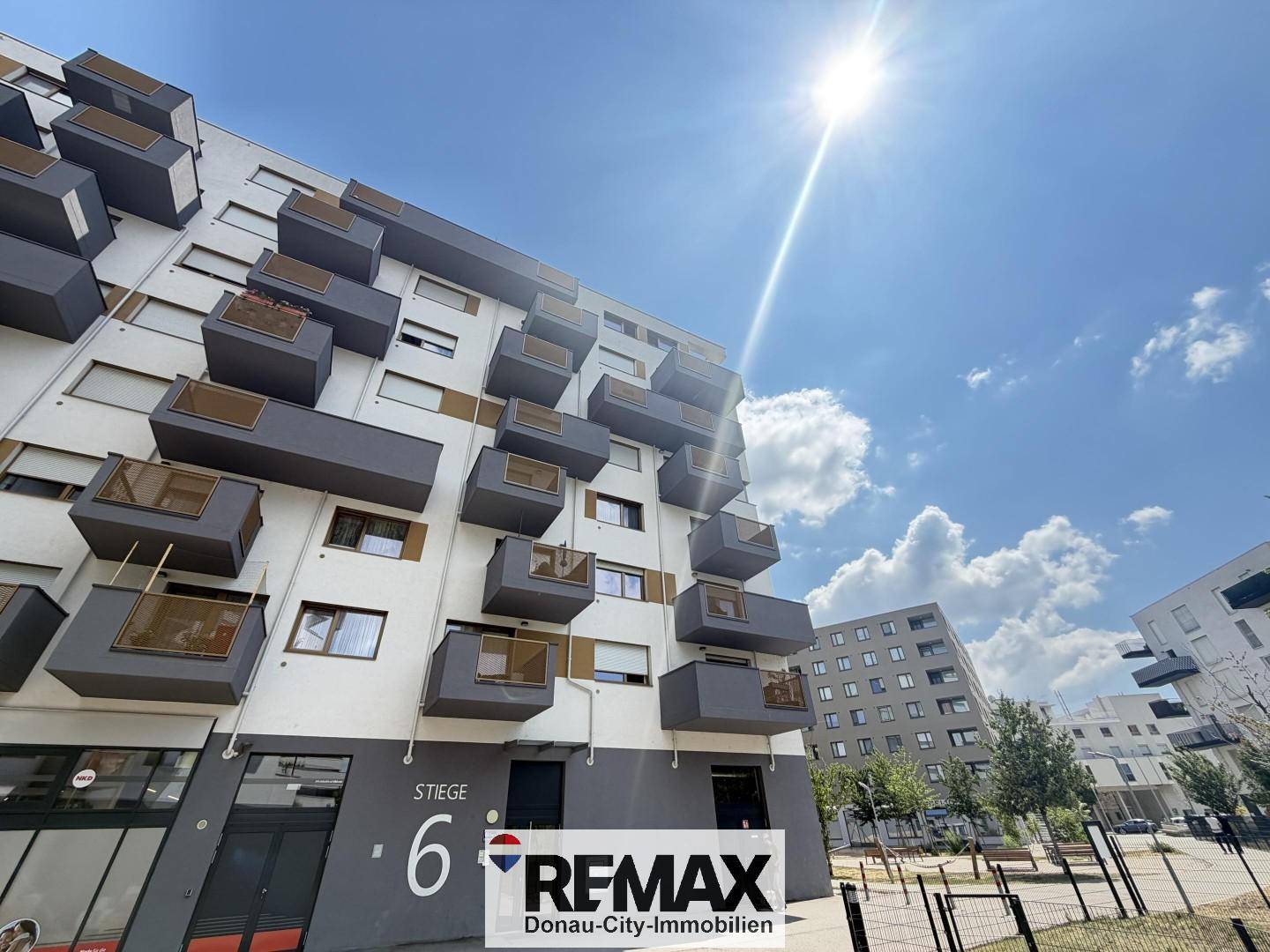 Top-floor new-build apartment with two balconies and parquet flooring