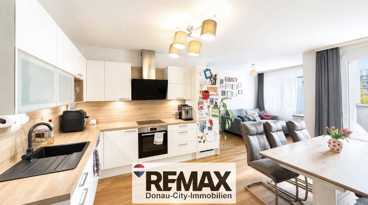 Top-floor new-build apartment with two balconies and parquet flooring