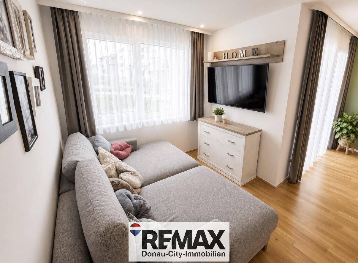 Top-floor new-build apartment with two balconies and parquet flooring