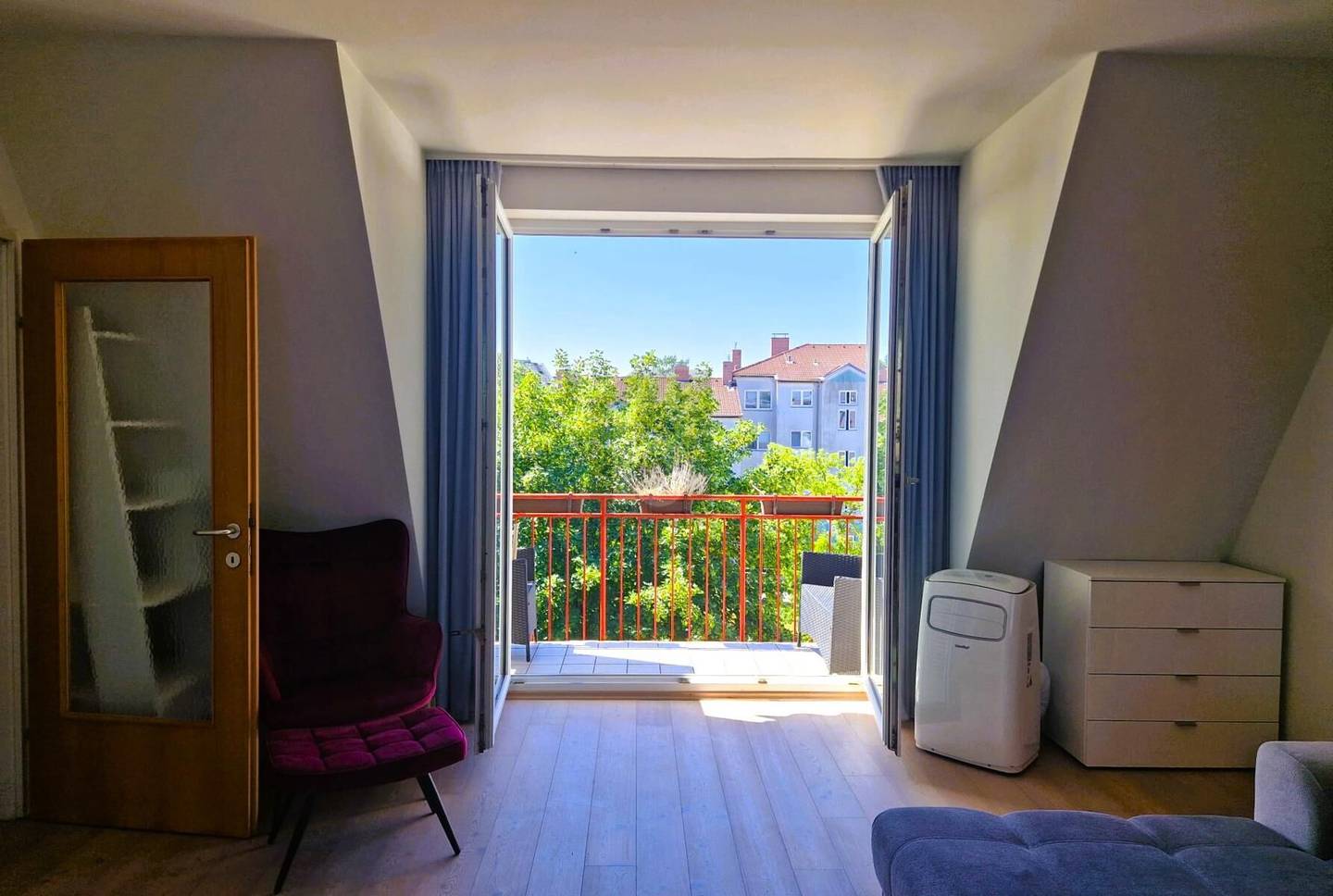 Moderne Wohnung mit südseitigem Balkon und Tiefgaragenplatz